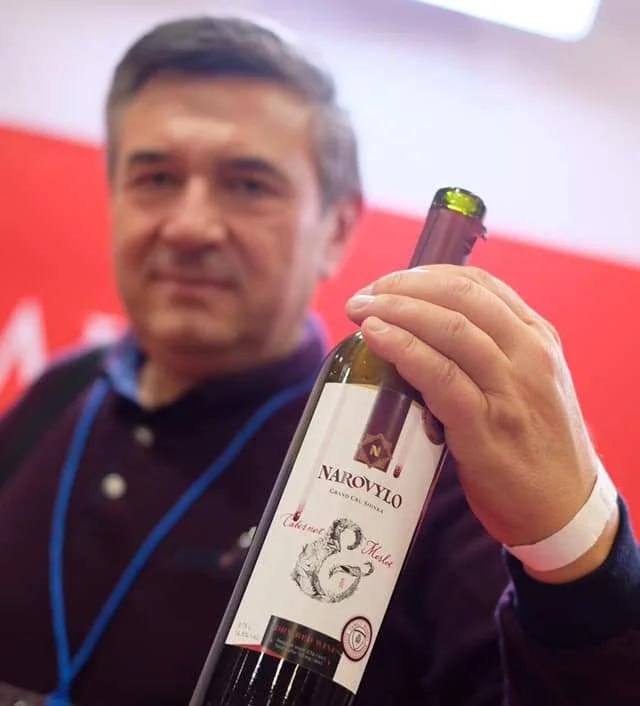 Сомельє Narovylo з вином
